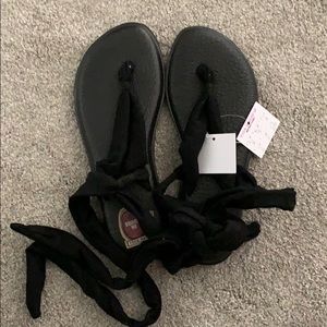 NWT  black Sanuk yoga slings size 6